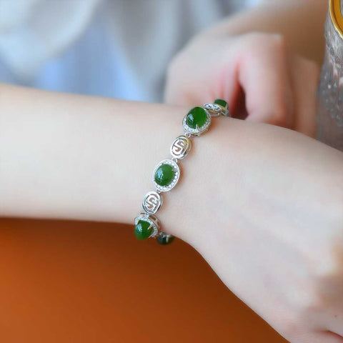 15921# Gelang perak sterling bertatahkan giok Hetian alami. Permukaannya bertatahkan cabochon yang dibuat dengan sangat indah; pengerjaannya halus dan bertekstur. Sederhana namun elegan. Ukuran: 7*9 cm. Termasuk ongkos kirim dan pajak.