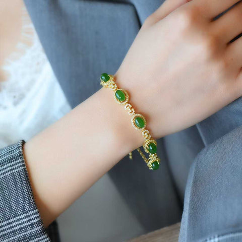 15908# Gelang Perak Sterling Bertatahkan Giok Hetian Alami. Permukaan bertatahkan giok ini sangat detail dan dikerjakan dengan halus dan berkualitas tinggi. Bertatahkan giok alami. Ukuran: 6*8 cm. Termasuk ongkos kirim dan pajak.
