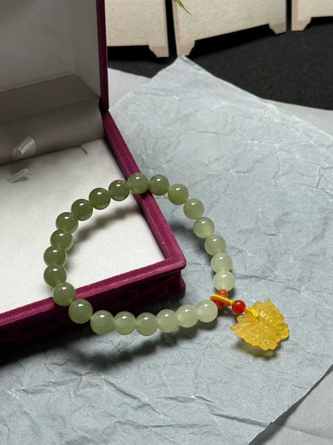 Gelang "Lucky Butterfly Bracelet" dari giok Hetian dengan gradasi hijau dan kupu-kupu amber, ukuran sekitar 8mm. Harga sudah termasuk ongkos kirim dan pajak.