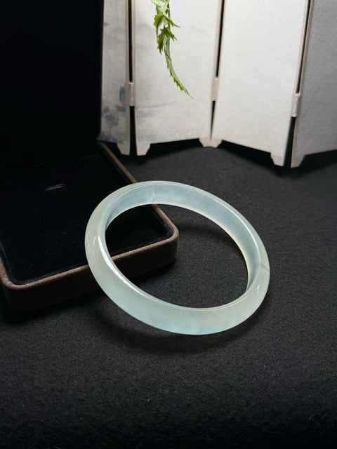 Gelang giok Xiuyan alami. Gioknya halus dan berkilau, memberikan tampilan yang lembut dan menawan. Desain bunganya hidup dan menyenangkan. Dimensi: sekitar 66×11,8×8mm. Semua batu alam terbentuk secara alami. Biaya pengiriman dan pajak sudah termasuk.