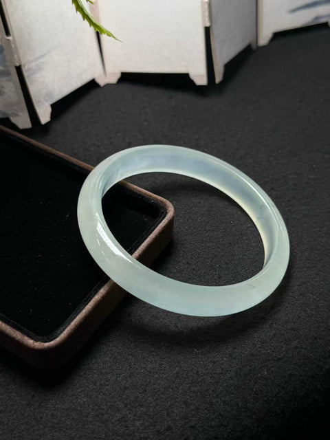 Gelang giok Xiuyan alami. Gioknya halus dan berkilau, memberikan tampilan yang lembut dan menawan. Desain bunganya hidup dan menyenangkan. Dimensi: sekitar 66×11,8×8mm. Semua batu alam terbentuk secara alami. Biaya pengiriman dan pajak sudah termasuk.