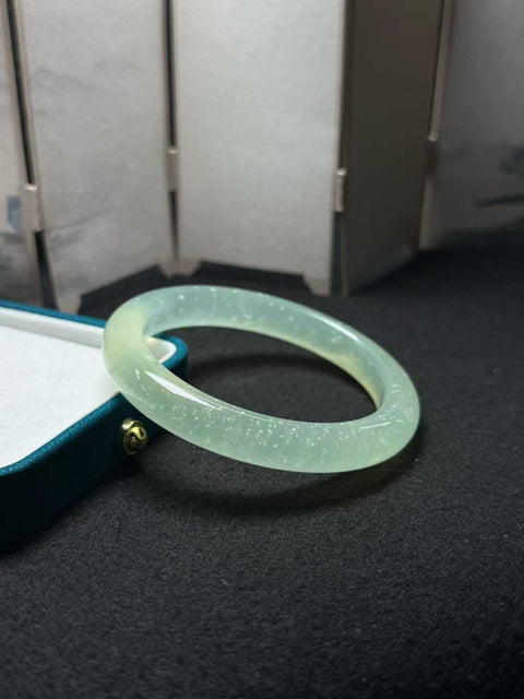Gelang giok Xiuyan alami. Gioknya halus dan berkilau, memberikan tampilan yang lembut dan menawan. Desain bunganya hidup dan menyenangkan. Dimensi: sekitar 56,7×10,3×8mm. Semua batu alam terbentuk secara alami. Biaya pengiriman dan pajak sudah termasuk.