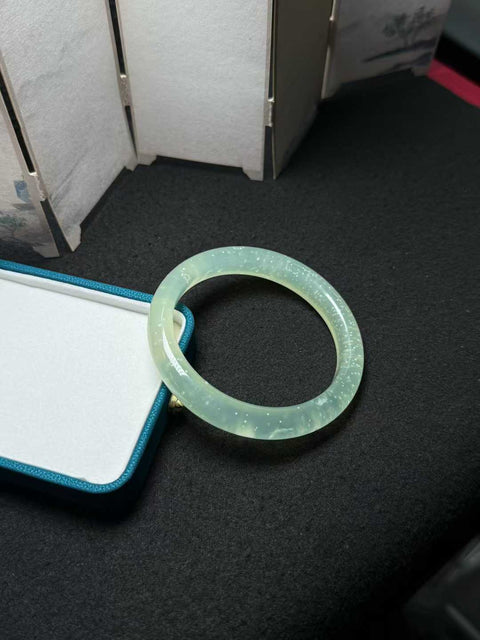 Gelang giok Xiuyan alami. Gioknya halus dan berkilau, memberikan tampilan yang lembut dan menawan. Desain bunganya hidup dan menyenangkan. Dimensi: sekitar 56,7×10,3×8mm. Semua batu alam terbentuk secara alami. Biaya pengiriman dan pajak sudah termasuk.