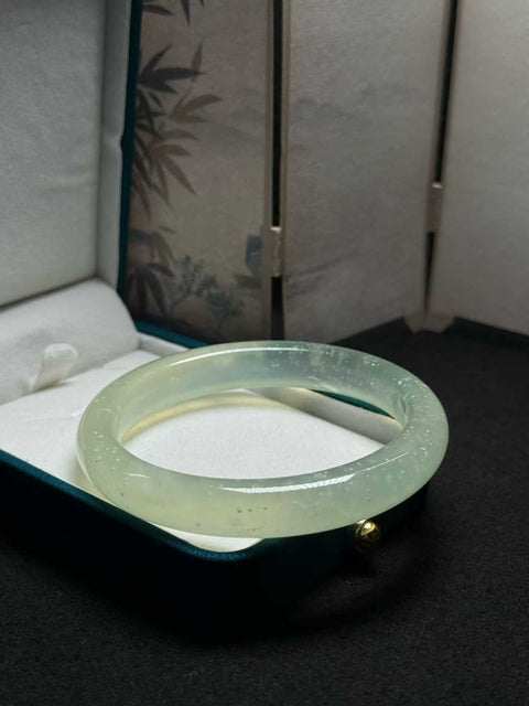 Gelang giok Xiuyan alami. Gioknya halus dan berkilau, memberikan tampilan yang lembut dan menawan. Desain bunganya hidup dan menyenangkan. Dimensi: sekitar 56,7×10,3×8mm. Semua batu alam terbentuk secara alami. Biaya pengiriman dan pajak sudah termasuk.