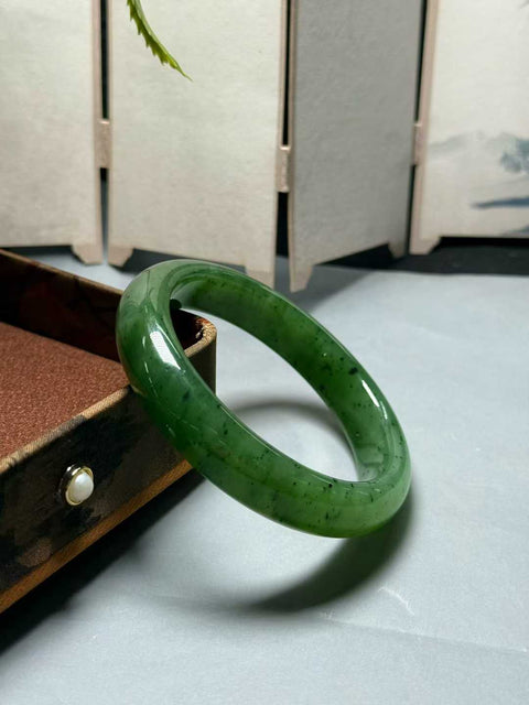 Gelang buah kiwi Tianyu (jadeit) ini memiliki tekstur yang halus dan berkilau, warna hijau yang cerah, dan tanpa cacat atau retakan. Dimensinya sekitar 58,7 x 13,5 x 8,6 mm. Semua batu terbentuk secara alami. Harga sudah termasuk ongkos kirim dan pajak.
