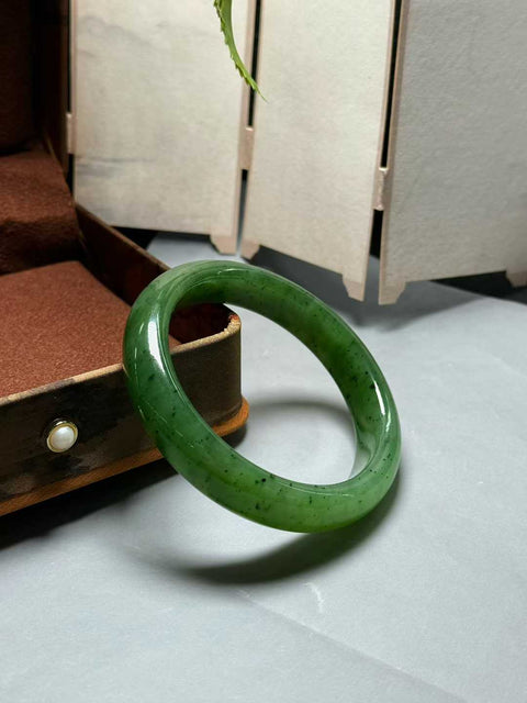 Gelang buah kiwi Tianyu (jadeit) ini memiliki tekstur yang halus dan berkilau, warna hijau yang cerah, dan tanpa cacat atau retakan. Dimensinya sekitar 58,7 x 13,5 x 8,6 mm. Semua batu terbentuk secara alami. Harga sudah termasuk ongkos kirim dan pajak.