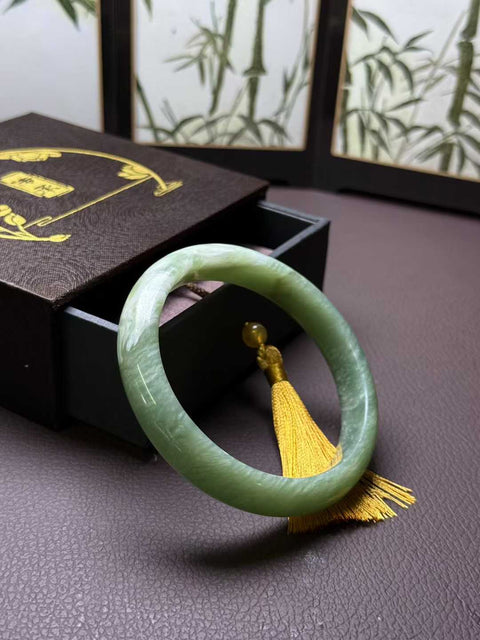 Gelang giok Xiuyan alami dengan desain busa susu rasa matcha, berukuran sekitar 65,5×14×8,3 mm. Semua batu terbentuk secara alami. Harga sudah termasuk ongkos kirim dan pajak.