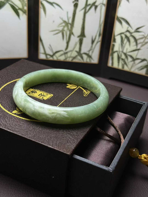 Gelang giok Xiuyan alami dengan desain busa susu rasa matcha, berukuran sekitar 65,5×14×8,3 mm. Semua batu terbentuk secara alami. Harga sudah termasuk ongkos kirim dan pajak.