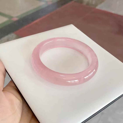 Gelang batu kalsedon Brasil alami "merah muda bunga persik". Batu giok ini halus, hangat, dan tembus cahaya. Ukuran: diameter 52-62 mm. Semua batu alam terbentuk secara alami. Biaya pengiriman dan pajak sudah termasuk.