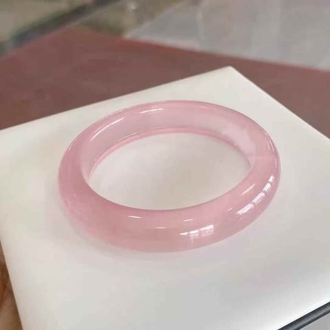 Gelang batu kalsedon Brasil alami "merah muda bunga persik". Batu giok ini halus, hangat, dan tembus cahaya. Ukuran: diameter 52-62 mm. Semua batu alam terbentuk secara alami. Biaya pengiriman dan pajak sudah termasuk.