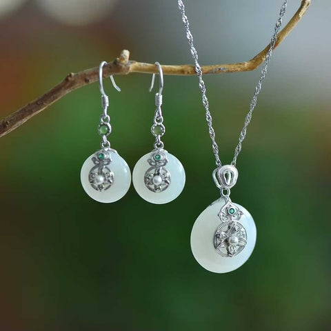 Anting 7883#, Liontin 0189#, Set Bunga Lili (termasuk ongkos kirim dan pajak).