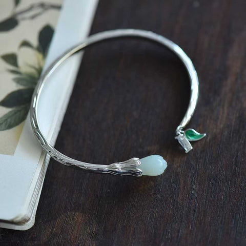 2107# Gelang perak sterling 925 bertatahkan enamel bunga magnolia giok Hetian. Desain baru dan unik, pengerjaan yang indah, dan istimewa. Dimensi giok: 9*21 mm. Termasuk ongkos kirim dan pajak.