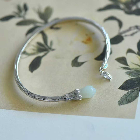 2107# Gelang perak sterling 925 bertatahkan enamel bunga magnolia giok Hetian. Desain baru dan unik, pengerjaan yang indah, dan istimewa. Dimensi giok: 9*21 mm. Termasuk ongkos kirim dan pajak.