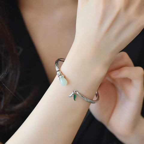 2107# Gelang perak sterling 925 bertatahkan enamel bunga magnolia giok Hetian. Desain baru dan unik, pengerjaan yang indah, dan istimewa. Dimensi giok: 9*21 mm. Termasuk ongkos kirim dan pajak.