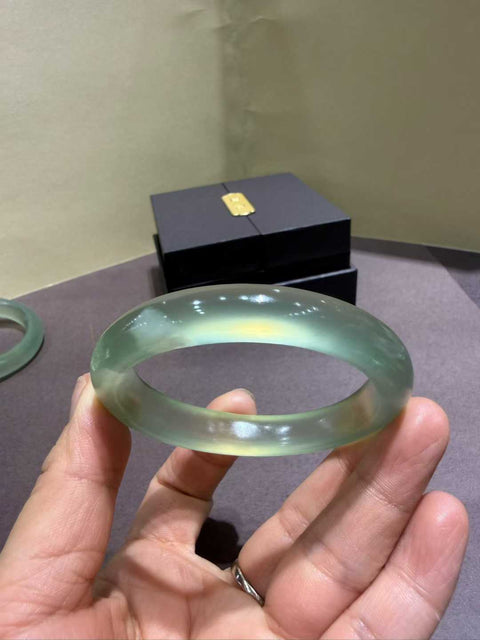 Gelang giok Xiuyan! Diameter kecil 53,5 mm. Semua batu terbentuk secara alami. Harga sudah termasuk ongkos kirim dan pajak.