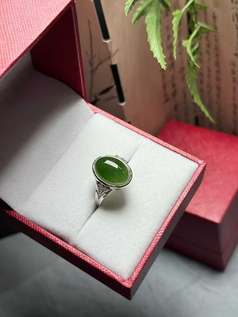 Cincin giok nefrit Hetian, desain yang lembut dan menawan, dibuat dari perak sterling 925 dengan pengaturan yang indah. Ukuran perkiraan: 14 x 10 mm. Termasuk ongkos kirim dan pajak.
