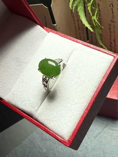 Cincin giok nefrit Hetian, desain yang lembut dan menawan, dibuat dari perak sterling 925 dengan pengaturan yang indah. Ukuran perkiraan: 14 x 10 mm. Termasuk ongkos kirim dan pajak.