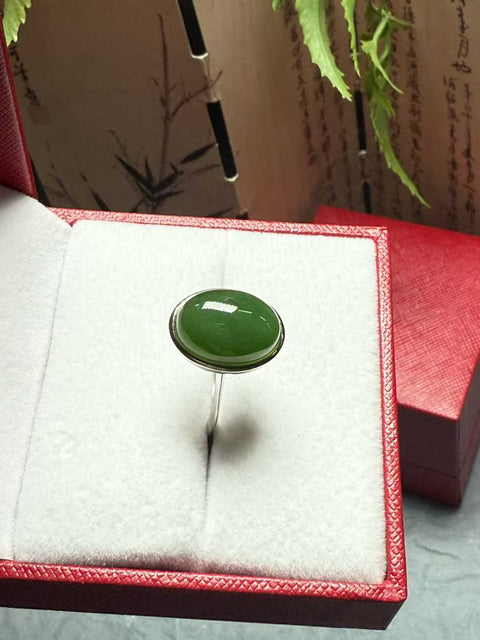 Cincin giok nefrit Hetian, desain yang lembut dan menawan, dibuat dari perak sterling 925 dengan pengaturan yang indah. Ukuran perkiraan: 14 x 10 mm. Termasuk ongkos kirim dan pajak.