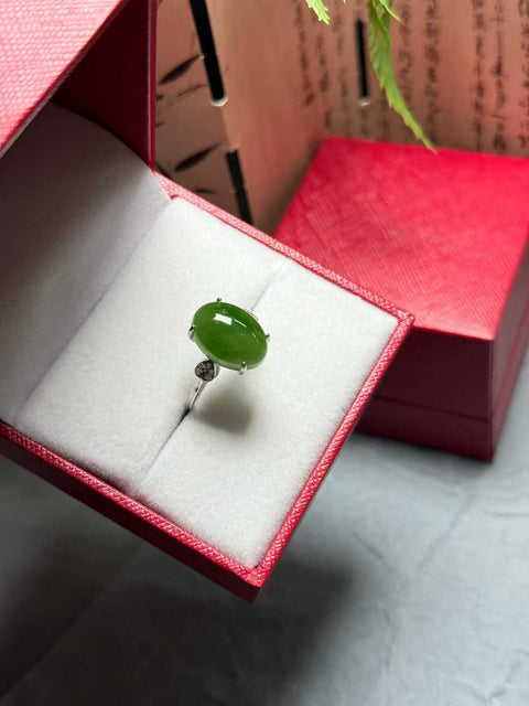 Cincin giok nefrit Hetian, desain yang lembut dan menawan, dibuat dari perak sterling 925 dengan pengaturan yang indah. Ukuran perkiraan: 14 x 10 mm. Termasuk ongkos kirim dan pajak.