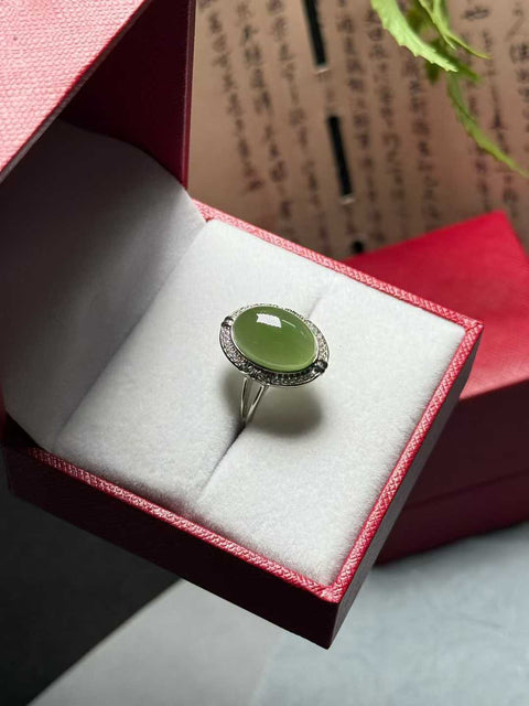 Cincin giok nefrit Hetian, desain yang lembut dan menawan, dibuat dari perak sterling 925 dengan pengaturan yang indah. Ukuran perkiraan: 14 x 10 mm. Termasuk ongkos kirim dan pajak.