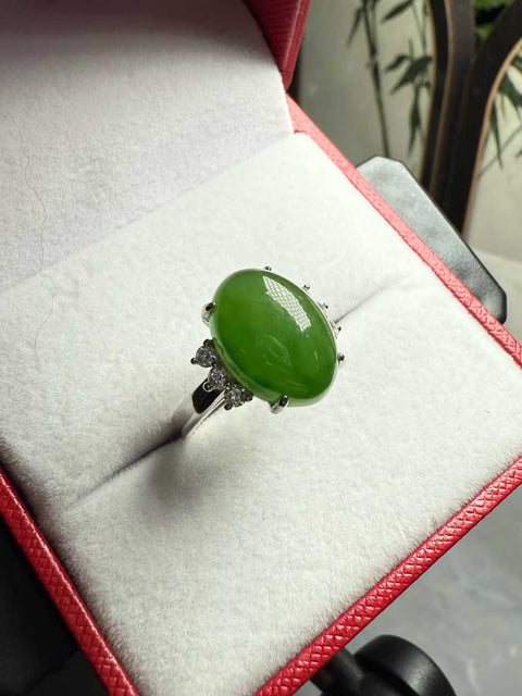 Cincin giok nefrit Hetian, desain yang lembut dan menawan, dibuat dari perak sterling 925 dengan pengaturan yang indah. Ukuran perkiraan: 14 x 10 mm. Termasuk ongkos kirim dan pajak.
