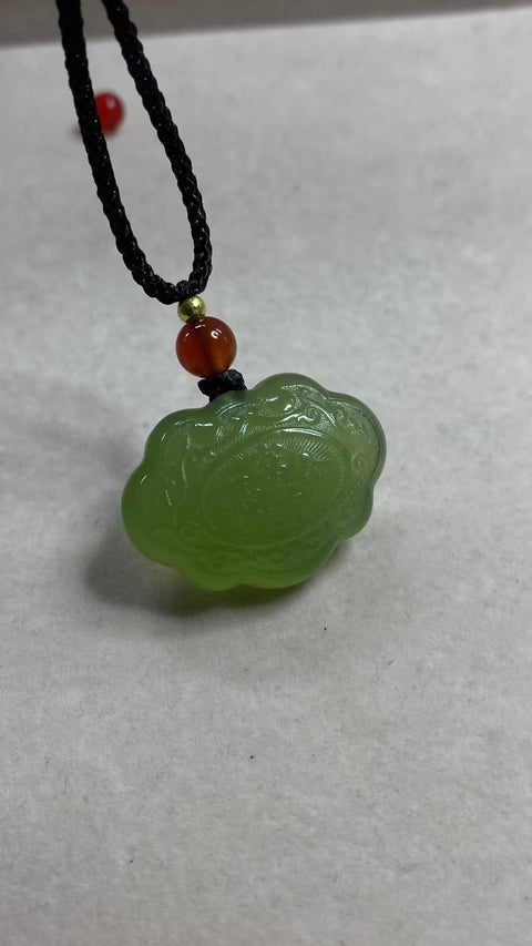 Umur Panjang dan Kekayaan: Liontin giok Xiuyan yang indah berwarna hijau es, desain dua sisi, dimensi: 28,8 x 21,2 mm, termasuk ongkos kirim dan pajak.