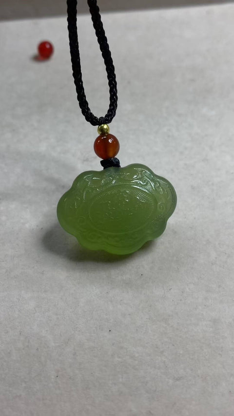 Umur Panjang dan Kekayaan: Liontin giok Xiuyan yang indah berwarna hijau es, desain dua sisi, dimensi: 28,8 x 21,2 mm, termasuk ongkos kirim dan pajak.