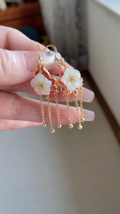 Anting-anting giok Hetian alami, terbuat dari giok es tambang tua, tembus pandang yang sangat baik, bersih dan jernih, dipasang pada perak 925, indah dan bergaya, termasuk ongkos kirim dan pajak.