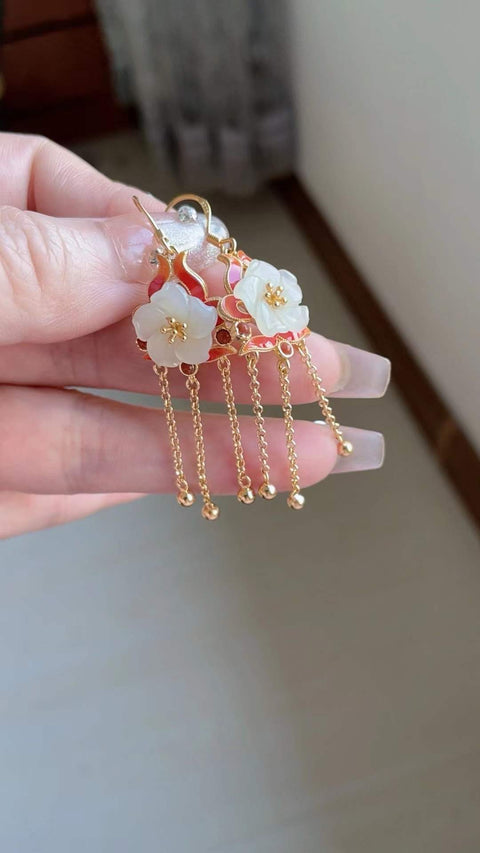 Anting-anting giok Hetian alami, terbuat dari giok es tambang tua, tembus pandang yang sangat baik, bersih dan jernih, dipasang pada perak 925, indah dan bergaya, termasuk ongkos kirim dan pajak.