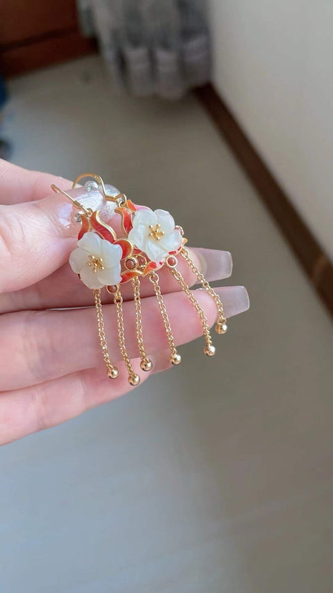 Anting-anting giok Hetian alami, terbuat dari giok es tambang tua, tembus pandang yang sangat baik, bersih dan jernih, dipasang pada perak 925, indah dan bergaya, termasuk ongkos kirim dan pajak.