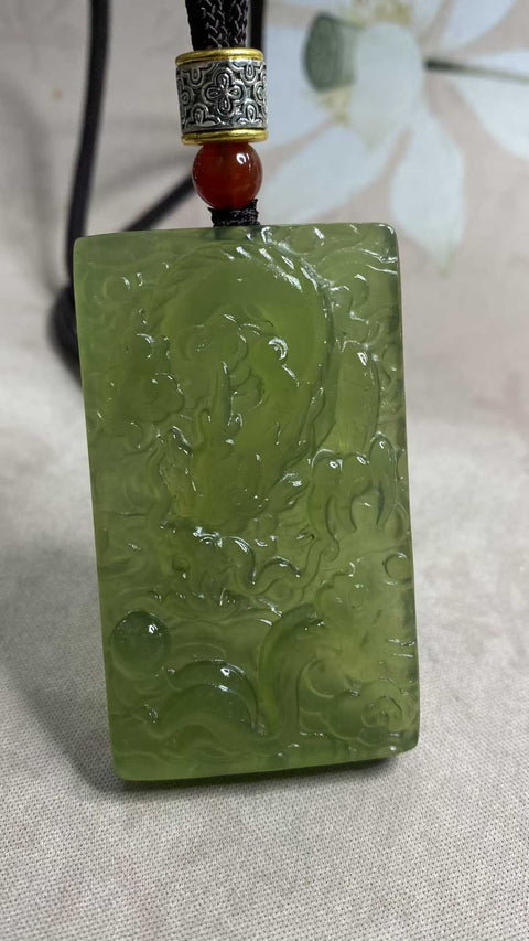 Bisnis yang Makmur: Liontin giok Xiuyan yang indah, sedingin es dan tembus pandang, memancarkan aura yang kuat, melambangkan seekor naga yang terbang tinggi di era yang makmur. Dimensi: 65 x 38 x 11,2 mm. Harga sudah termasuk ongkos kirim dan pajak.