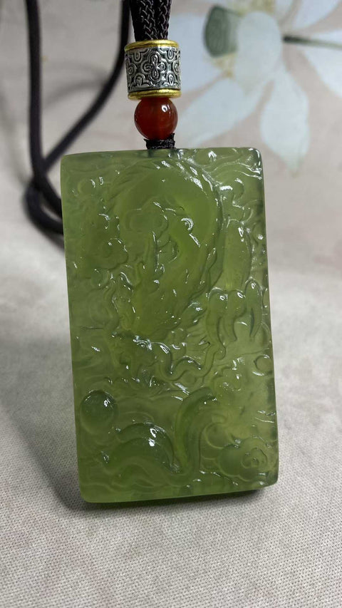 Bisnis yang Makmur: Liontin giok Xiuyan yang indah, sedingin es dan tembus pandang, memancarkan aura yang kuat, melambangkan seekor naga yang terbang tinggi di era yang makmur. Dimensi: 65 x 38 x 11,2 mm. Harga sudah termasuk ongkos kirim dan pajak.