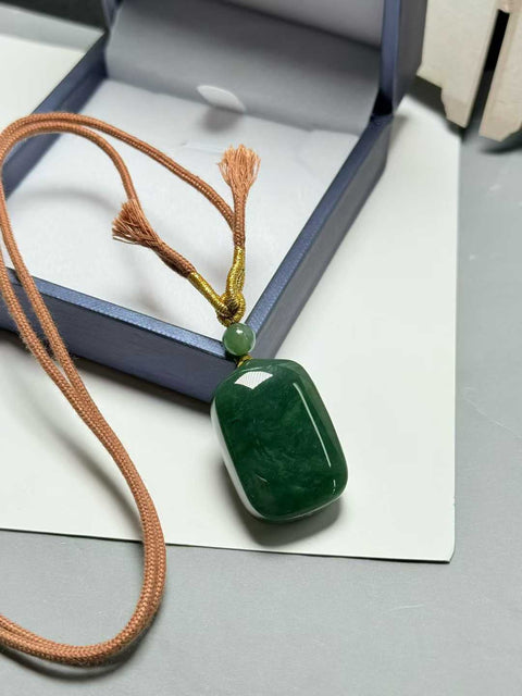 Liontin "Materi Damai" dari giok nefrit Hetian - material tambang lama. Perkiraan dimensi: 30×20×12mm. Termasuk ongkos kirim dan pajak.