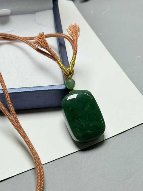 Liontin "Materi Damai" dari giok nefrit Hetian - material tambang lama. Perkiraan dimensi: 30×20×12mm. Termasuk ongkos kirim dan pajak.