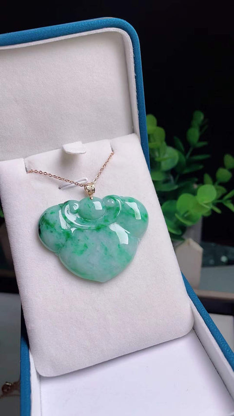 Ruyi giok alami (ornamen tradisional Tiongkok yang melambangkan keberuntungan), dipasang dalam emas 18 karat, ukuran 4,4 x 3,5 cm, termasuk ongkos kirim dan pajak.