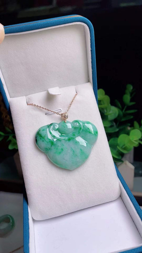 Ruyi giok alami (ornamen tradisional Tiongkok yang melambangkan keberuntungan), dipasang dalam emas 18 karat, ukuran 4,4 x 3,5 cm, termasuk ongkos kirim dan pajak.