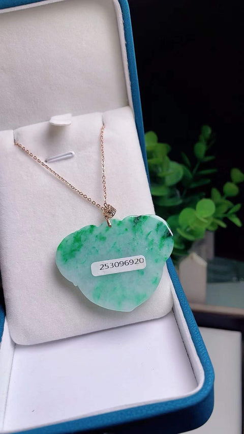Ruyi giok alami (ornamen tradisional Tiongkok yang melambangkan keberuntungan), dipasang dalam emas 18 karat, ukuran 4,4 x 3,5 cm, termasuk ongkos kirim dan pajak.