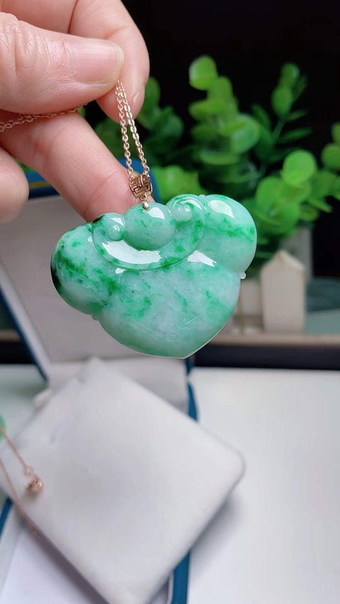 Ruyi giok alami (ornamen tradisional Tiongkok yang melambangkan keberuntungan), dipasang dalam emas 18 karat, ukuran 4,4 x 3,5 cm, termasuk ongkos kirim dan pajak.