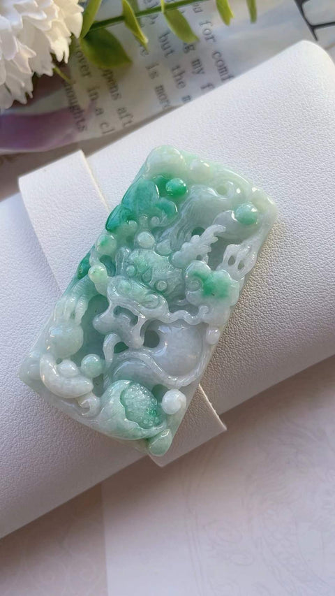 Liontin naga giok alami, melambangkan kemakmuran dalam bisnis dan studi. Dimensi: 6,3 x 3,8 x 1,0 mm. Harga sudah termasuk ongkos kirim dan pajak.