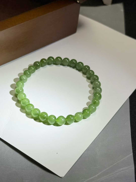 Gelang giok nefrit Hetian, dengan tekstur hangat dan lembut, desain sederhana dan elegan. Untaian berlapis menambah keindahan. Ukuran perkiraan: 6mm. Termasuk ongkos kirim dan pajak.