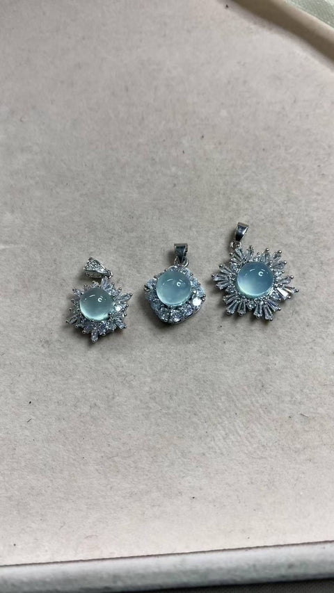 Liontin tulang selangka giok Xiuyan yang indah dengan warna biru langit, tersedia dalam tiga gaya: snowflake, Alice, dan cabochon 8mm dengan bingkai perak berlapis listrik. Termasuk ongkos kirim dan pajak.