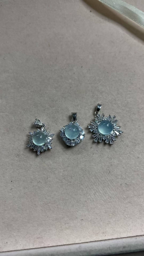 Liontin tulang selangka giok Xiuyan yang indah dengan warna biru langit, tersedia dalam tiga gaya: snowflake, Alice, dan cabochon 8mm dengan bingkai perak berlapis listrik. Termasuk ongkos kirim dan pajak.