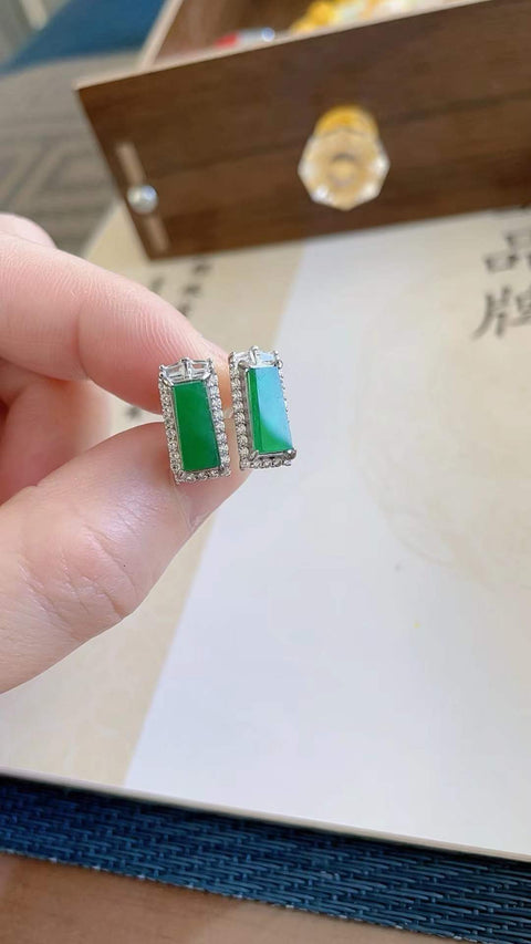 Anting-anting kancing giok alami, dari tambang kuno, tembus pandang yang sangat baik, warna hijau cerah, desain sederhana dan indah, dipasang pada perak 925, ukuran 1,2 x 0,6 cm, termasuk ongkos kirim dan pajak.