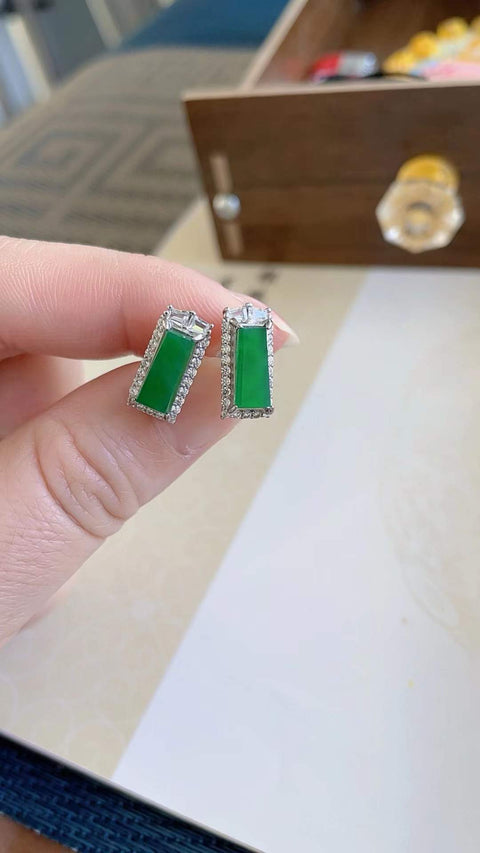 Anting-anting kancing giok alami, dari tambang kuno, tembus pandang yang sangat baik, warna hijau cerah, desain sederhana dan indah, dipasang pada perak 925, ukuran 1,2 x 0,6 cm, termasuk ongkos kirim dan pajak.