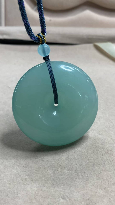 Giok Xiuyan yang Istimewa – Gesper Pengaman Dasar Es Biru Langit, warna biru es, kualitas giok yang hangat dan tembus cahaya, dipadukan dengan tali anyaman biru dan manik-manik kristal, ukuran: 47 x 14 mm, termasuk ongkos kirim dan pajak.