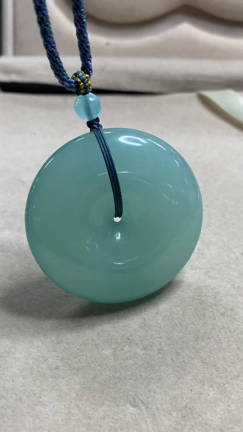 Giok Xiuyan yang Istimewa – Gesper Pengaman Dasar Es Biru Langit, warna biru es, kualitas giok yang hangat dan tembus cahaya, dipadukan dengan tali anyaman biru dan manik-manik kristal, ukuran: 47 x 14 mm, termasuk ongkos kirim dan pajak.