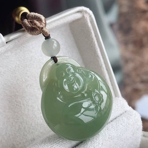 Patung giok Hetian "Buddha Memeluk" (juga dikenal sebagai "Buddha Tersenyum"), melambangkan kedamaian dan keselamatan. Ukuran: 27/23mm, ketebalan: 8mm. Harga sudah termasuk ongkos kirim dan pajak.