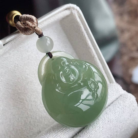 Patung giok Hetian "Buddha Memeluk" (juga dikenal sebagai "Buddha Tersenyum"), melambangkan kedamaian dan keselamatan. Ukuran: 27/23mm, ketebalan: 8mm. Harga sudah termasuk ongkos kirim dan pajak.
