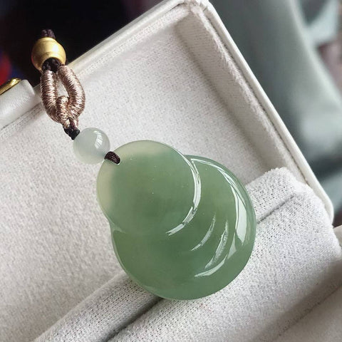 Patung giok Hetian "Buddha Memeluk" (juga dikenal sebagai "Buddha Tersenyum"), melambangkan kedamaian dan keselamatan. Ukuran: 27/23mm, ketebalan: 8mm. Harga sudah termasuk ongkos kirim dan pajak.