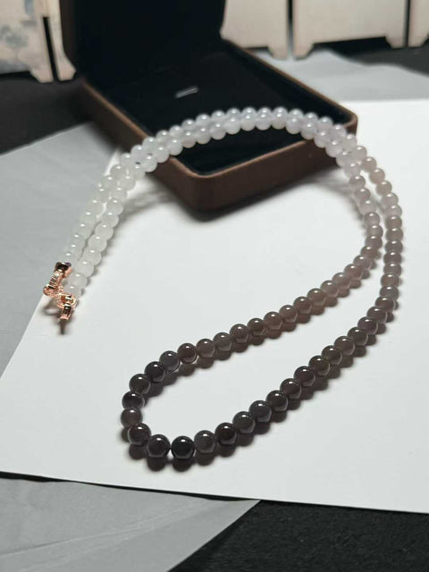 "Pelukan ungu berasap, aroma bak giok" Kalung panjang giok Hetian gradien, setiap butir berkilau dan tembus cahaya. Ukuran: sekitar 6mm. Harga sudah termasuk ongkos kirim dan pajak.
